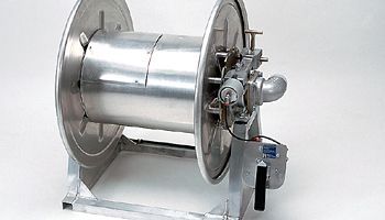 Hose reels for mineral oil products